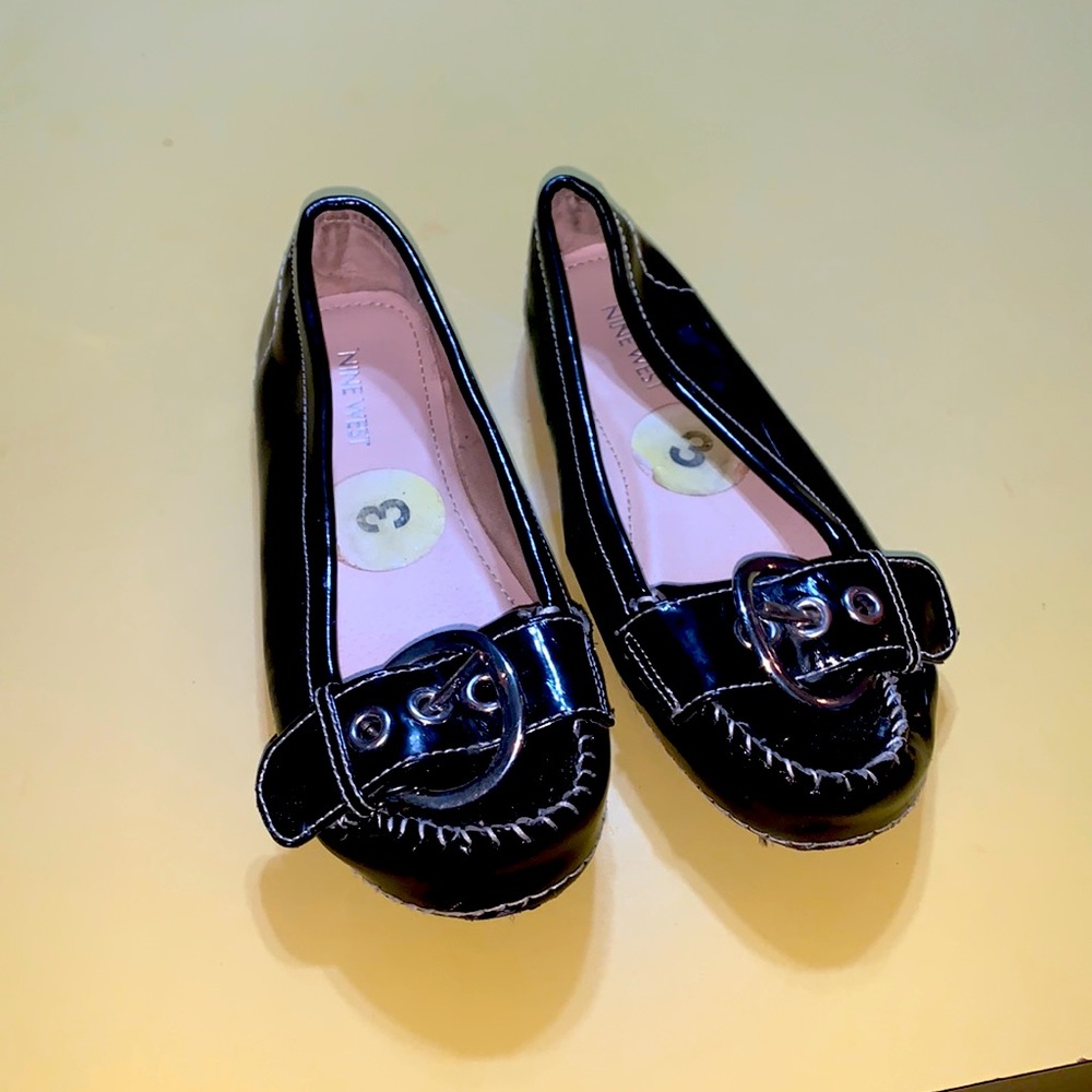 Girls Sz 3 Nine West dress shoe. Shiny black with white threads & silver buckle